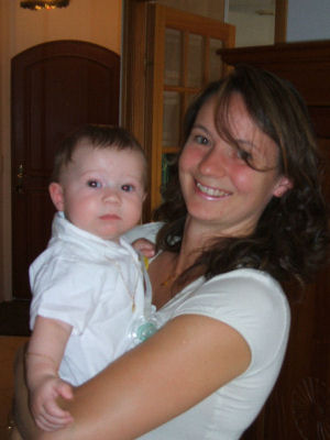Mathis dans les bras de sa maman